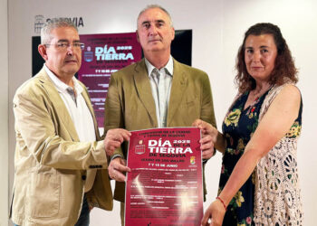Luis Asenjo, José Mazarías y Olga Llorente presentan el programa del Día de la Tierra. / EL ADELANTADO