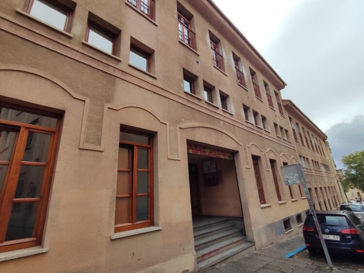 Acceso del IES Mariano Quintanilla, sede de la EOI de Segovia./MCM