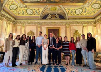 La alcaldesa en el centro, acompañada por los representantes de los barrios segovianos. / Ayuntamiento