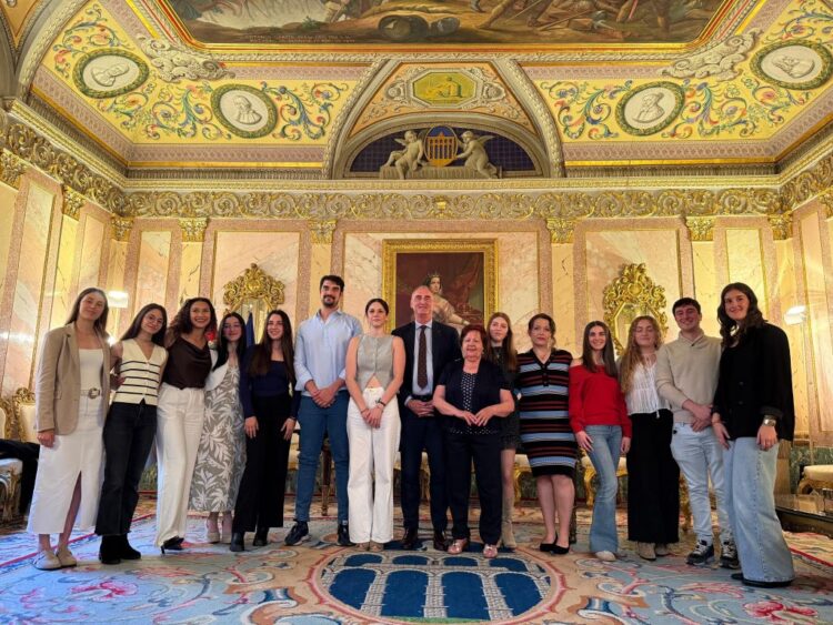 Segovia ya tiene reina 1 La alcaldesa en el centro, acompañada por los representantes de los barrios segovianos. / Ayuntamiento