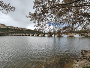 Embalse de Linares del Arroyo a los pies del municipio.