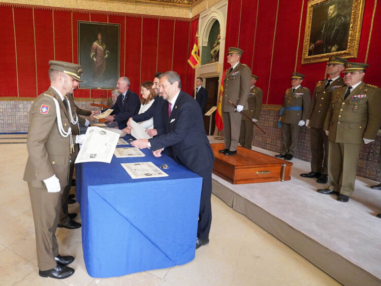El Alcázar acoge el acto de entrega de títulos de ‘Segoviano Honorario’ 1 Entrega de títulos 'Segoviano Honorario' en el Alcázar. / ACART