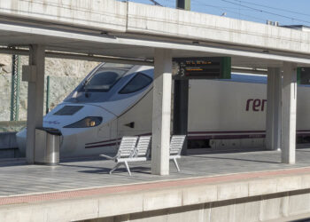 Tren de alta velocidad en la Estación 'Segovia-Guiomar'. / KAMARERO