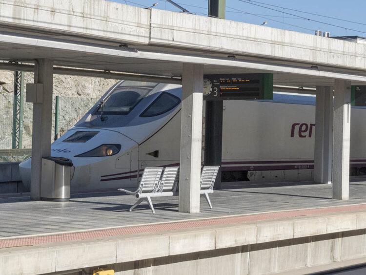 La Plataforma de Usuarios de AVE convoca un paro de cinco minutos frente a la reducción de paradas 1 Tren de alta velocidad en la Estación 'Segovia-Guiomar'. / KAMARERO