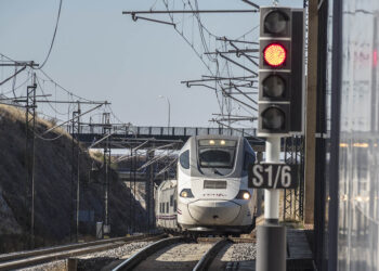 Tren de alta velocidad, en la Estación 'Segovia-Guiomar'. / KAMARERO