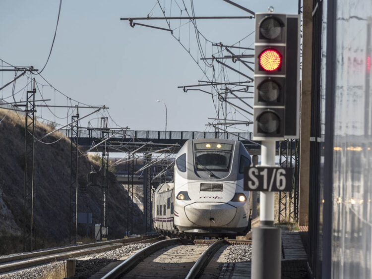 Tren de alta velocidad, en la Estación 'Segovia-Guiomar'. / KAMARERO