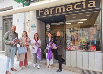 Colocación del distintivo en una farmacia del Real Sitio de San Ildefonso / SUBDELEGACIÓN DEL GOBIERNO EN SEGOVIA