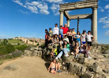 Grupo de la Fundación Caja Cega en su visita a Ávila / JUAN CRUZ