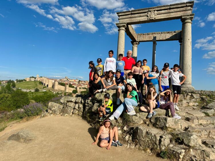 Actuación teatral del grupo de la Fundación Caja Cega de Fuentepelayo en Ávila 1 Grupo de la Fundación Caja Cega en su visita a Ávila / JUAN CRUZ
