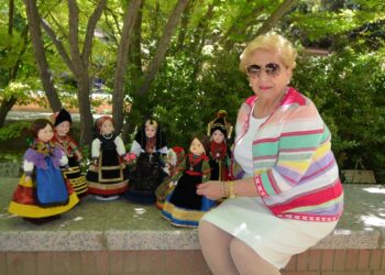 Milagros Pascual junto a varias muñecas de las expuestas. ESTHER MAGANTO.