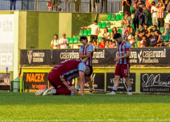 Los jugadores de la Segoviana se lamentan en el césped de La Albuera tras consumarse el descenso./HÉCTOR CRIADO