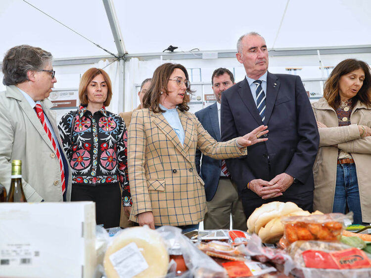 Los grupos de acción local impulsan más de 18.000 empleos a través del Programa ‘Leader’ 1 La consejera María González Corral, junto a la diputada Magdalena Rodríguez, el alcald de Segovia, José Mazarías, y la delegada territorial Raquel Alonso. / NACHO VALVERDE - ICAL