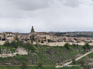 La iglesia de Santa María se alza sobre la muralla y las casas de Maderuelo.