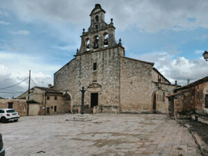 Es visible el origen románico de la Iglesia de Santa María en Maderuelo.