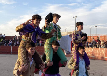 Jaime Hermosa, Jesús Manso y Daniel Hernández salen en hombros de la Plaza de Toros de La Lastrilla. / A.M.