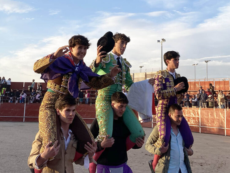 La Lastrilla se vuelca con las promesas del toreo 1 Jaime Hermosa, Jesús Manso y Daniel Hernández salen en hombros de la Plaza de Toros de La Lastrilla. / A.M.