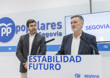 El secretario general del PP de Castilla y León, Francisco Vázquez, junto al procurador popular Javier Carpio. / NACHO VALVERDE - ICAL