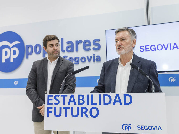 Vázquez mantiene que Mañueco agotará la legislatura y desvincula las elecciones del posible Congreso Nacional 1 El secretario general del PP de Castilla y León, Francisco Vázquez, junto al procurador popular Javier Carpio. / NACHO VALVERDE - ICAL