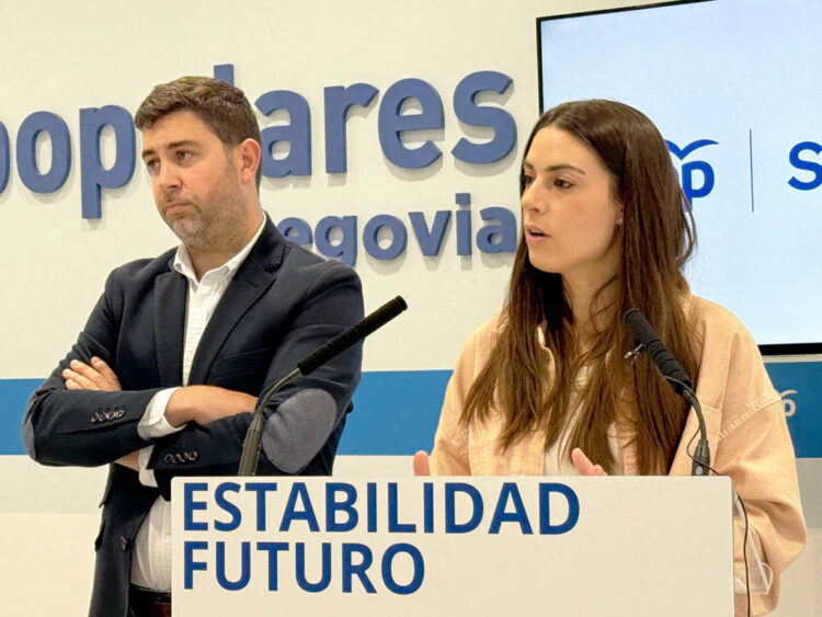 Los procuradores del PP de Segovia Javier Carpio y Elena Rincón. / E.A.