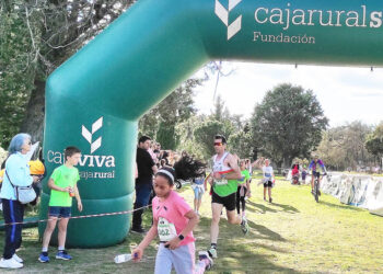 Javier Garcia Velasco entra en primera posición en la carrera 'Carralagunas' de Cantalejo. / DIPUTACIÓN