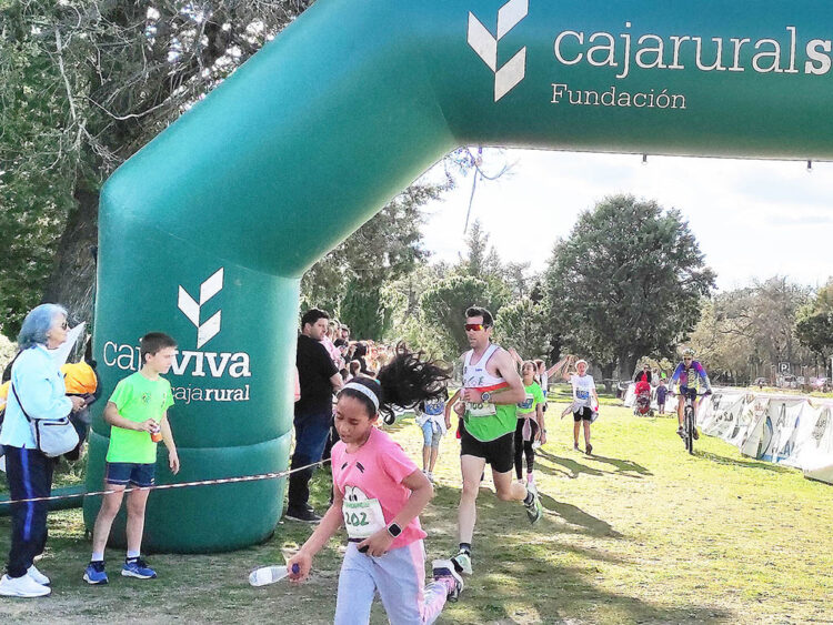 Javier García y Nuria Laguna se imponen en la ‘Carralagunas’ de Cantalejo 1 Javier Garcia Velasco entra en primera posición en la carrera 'Carralagunas' de Cantalejo. / DIPUTACIÓN