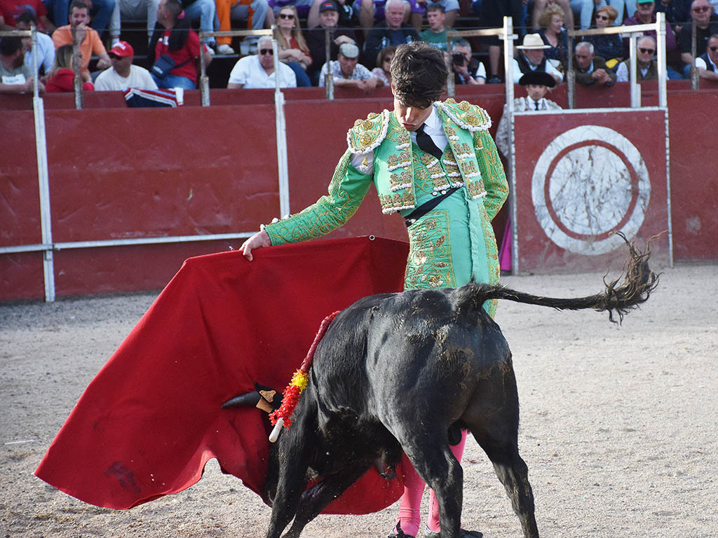 La Lastrilla se vuelca con las promesas del toreo 5 Manoletina de Jesús Manso, con un becerro de la ganadería de Cayetano de Frutos. / A.M.