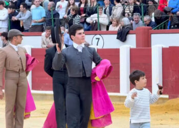 Jorge Oliva pasea una oreja.