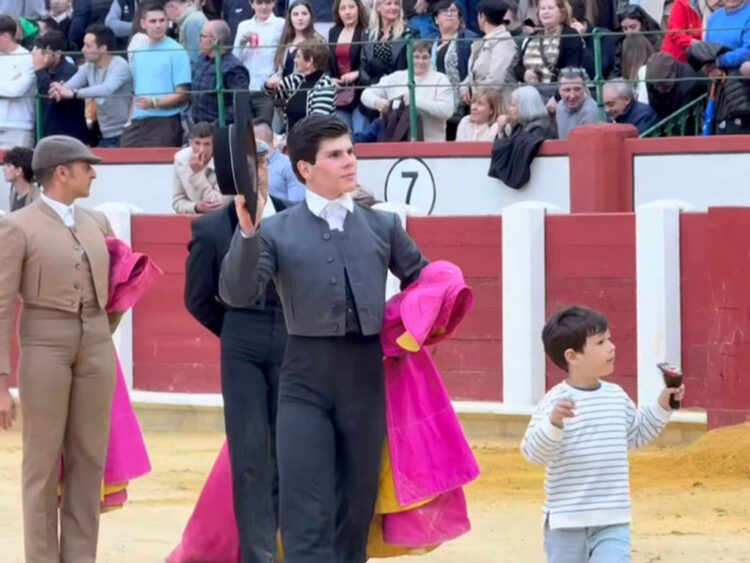 Jorge Oliva pasea una oreja.