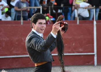 El novillero segoviano Jorge Oliva, con dos orejas y el rabo. / A.M.