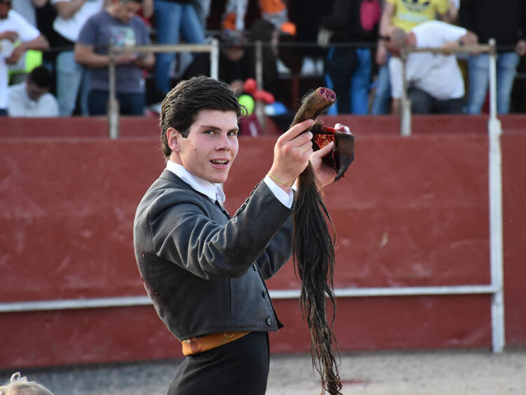 El novillero segoviano Jorge Oliva, con dos orejas y el rabo. / A.M.