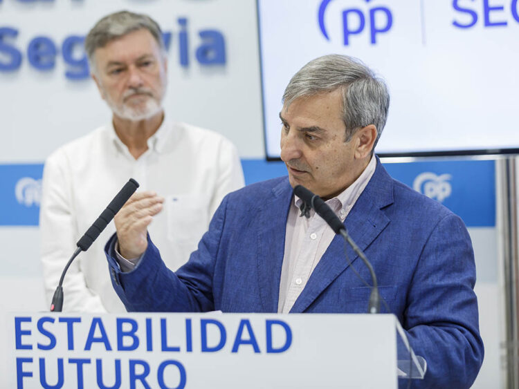 Sanz Merino: "El Ministerio de Transportes solo quiere quedarse con las líneas rentables económicamente" 1 El consejero de Movilidad y Transformación Digital, José Luis Sanz Merino, junto a Francisco Vázquez. / ICAL - NACHO VALVERDE