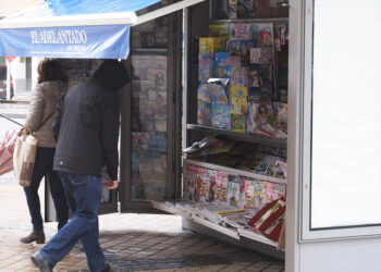 Uno de los quioscos de prensa que continúa con actividad. / KAMARERO