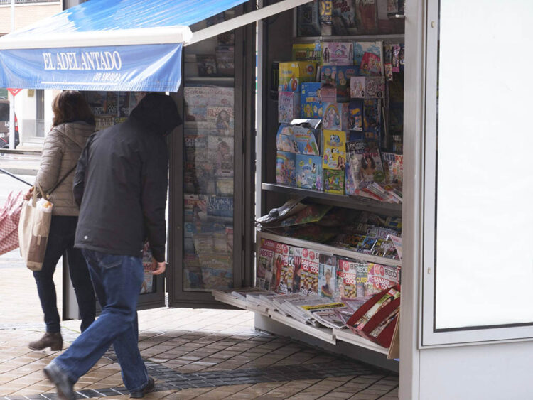 El Ayuntamiento estudia modificar la ordenanza para dar nuevos usos a los quioscos de prensa 1 Uno de los quioscos de prensa que continúa con actividad. / KAMARERO