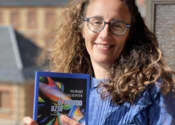 La escritora abulense Noemí Valiente muestra su novela de misterio ‘El mismo azul’ / E.A.