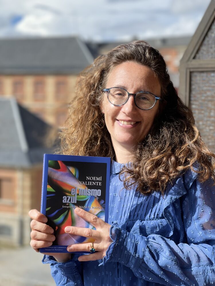 Noemí Valiente presenta su novela ‘El Mismo Azul’ 1 La escritora abulense Noemí Valiente muestra su novela de misterio ‘El mismo azul’ / E.A.