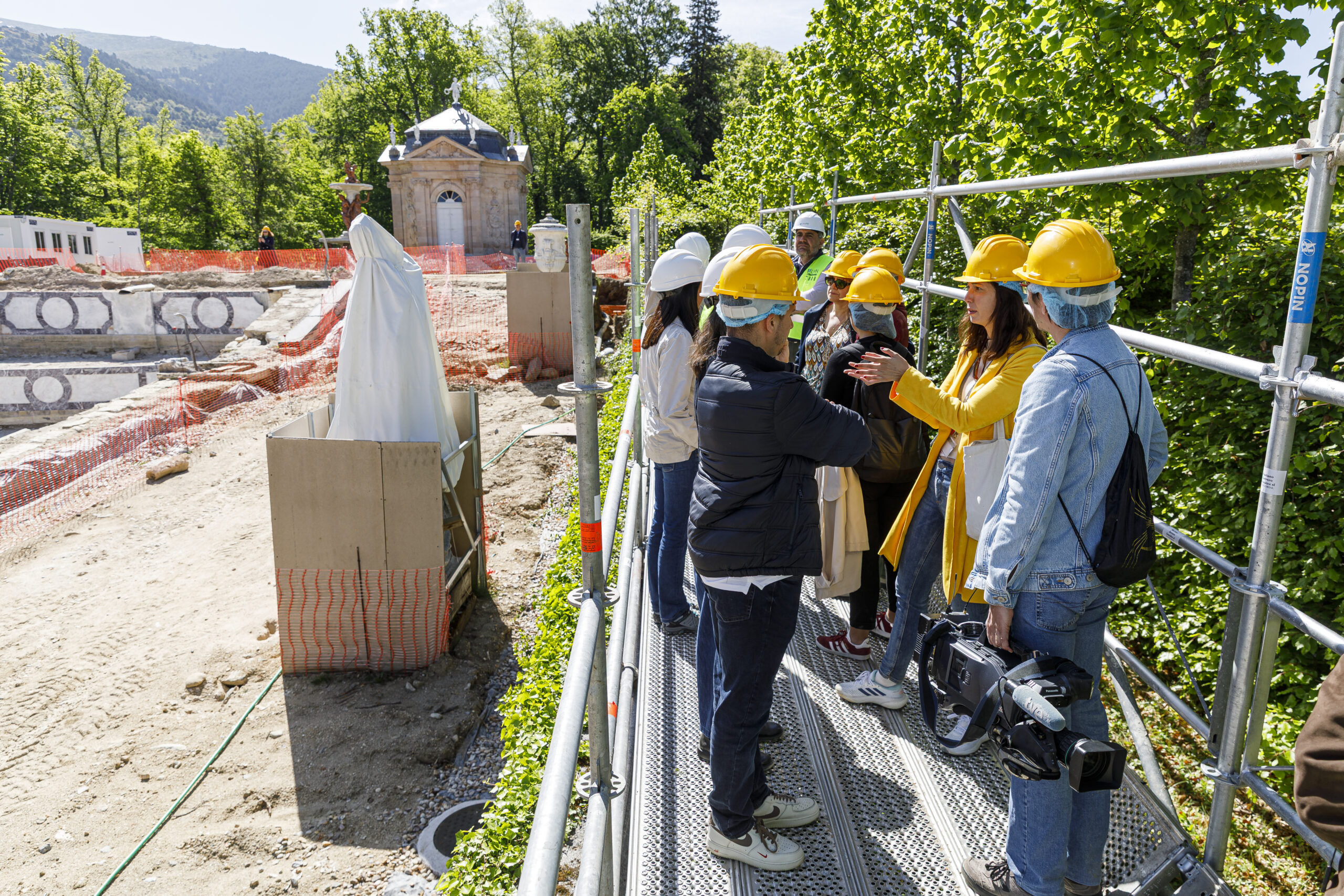La jefa de Arquitectura de la Dirección de Inmuebles y Medio Natural de Patrimonio Nacional, María Corzo; junto a la Arqueóloga, Elena Rosado, inician el programa ‘Abierto por restauración en la Fuente de La Cascada’ / NACHO VALVERDE - ICAL