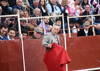 El veterano torero José Ortega Cano, el año pasado en La Lastrilla. Por detrás alumnos de la Escuela Taurina Provincial de Segovia y banderilleros; y en la presidencia, la alcaldesa Elisabet Lázaro. / A.M.