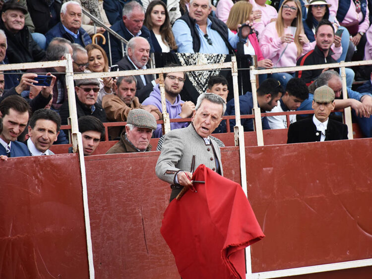 El veterano torero José Ortega Cano, el año pasado en La Lastrilla. Por detrás alumnos de la Escuela Taurina Provincial de Segovia y banderilleros; y en la presidencia, la alcaldesa Elisabet Lázaro. / A.M.