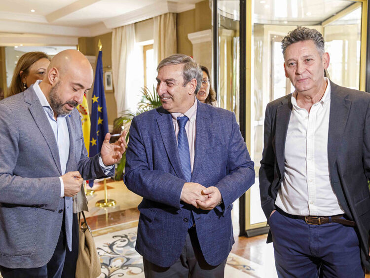 Sanz Merino considera “necesario” el diálogo social para atraer talento a Castilla y León 1 Óscar Lobo, José Luis Sanz Merino y Santiago Martínez, en el congreso de UGT en Segovia. / NACHO VALVERDE - ICAL