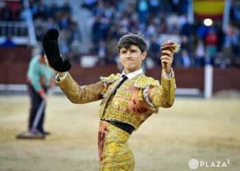 Aaron Palacio pasea la única oreja de la tarde en Las Ventas. / PLAZA 1