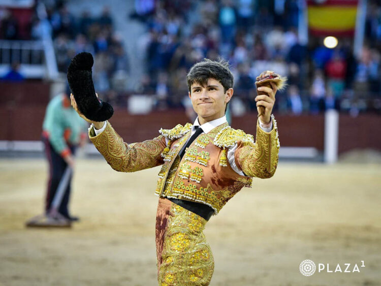 La claridad de ideas y la actitud de Aaron Palacio 1 Aaron Palacio pasea la única oreja de la tarde en Las Ventas. / PLAZA 1