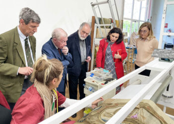 Miembros del Patronato del Alcázar en la Real Fábrica de Tapices. / PATRONATO DEL ALCÁZAR