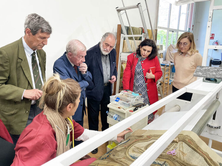 La Real Fábrica de Tapices restaura tres piezas del Patronato del Alcázar 1 Miembros del Patronato del Alcázar en la Real Fábrica de Tapices. / PATRONATO DEL ALCÁZAR