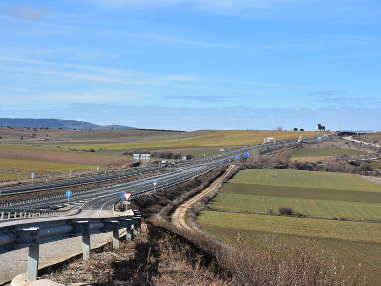 La autovía A-1 a su paso por el nordeste, entre Encinas y Fresno de la Fuente. / A.M.