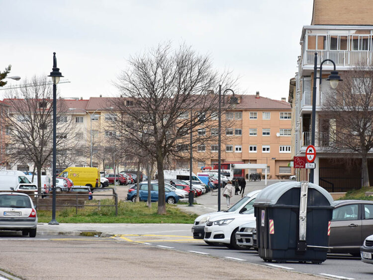 Nuevo paso para contratar las obras de renaturalización de las cuatro plazas de Nueva Segovia 1 Plazas Tirso de Molina y Becquer, en el barrio de Nueva Segovia. / A.M.