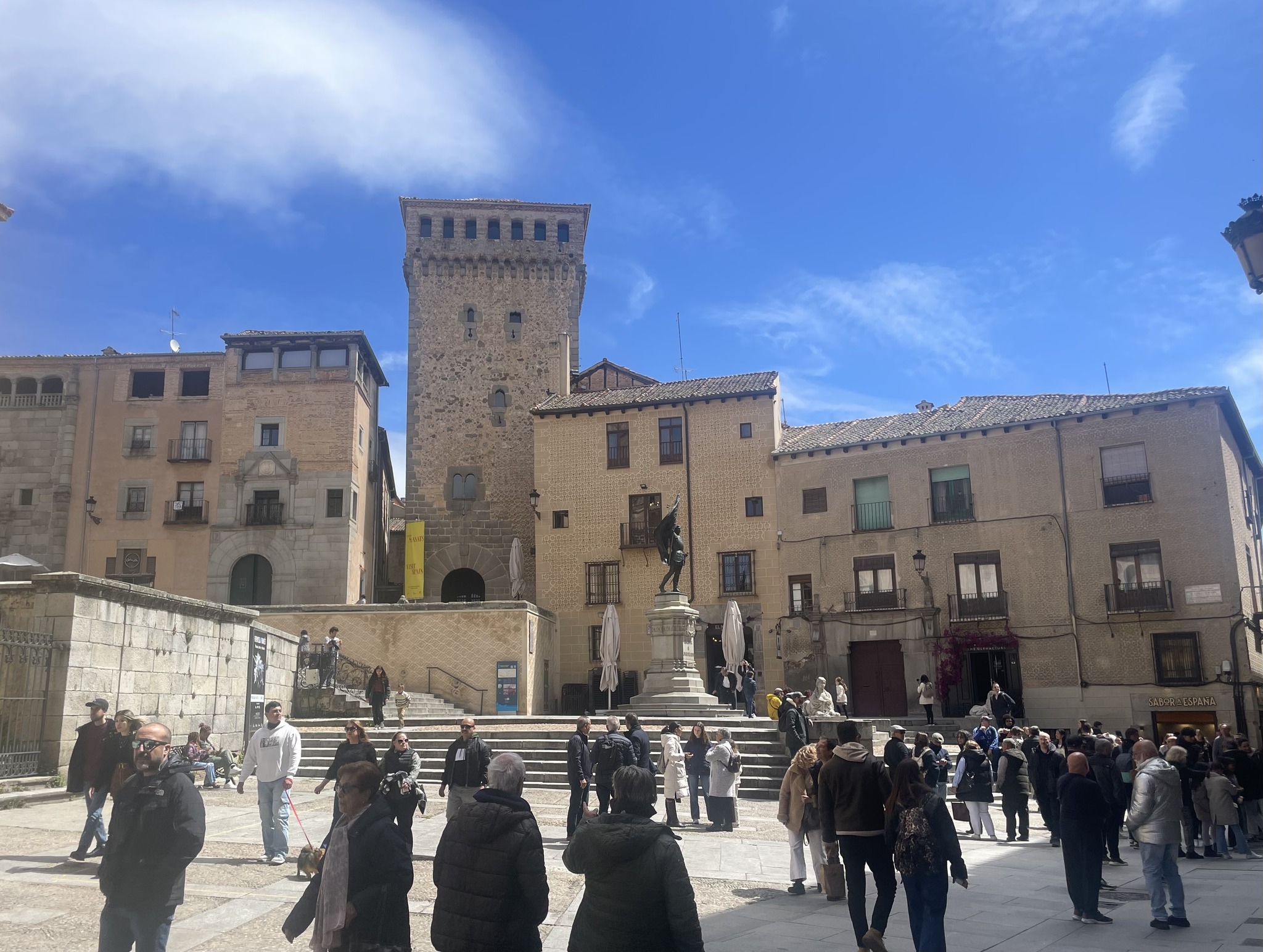 Plaza de San Martín, con el Torreón al fondo.