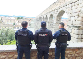 Los agentes franceses realizarán patrullas mixtas con personal de la Comisaría Provincial por las zonas más turísticas de Segovia. / POLICÍA NACIONAL
