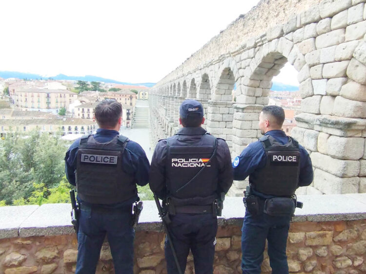Dos agentes de la Policía Nacional de Francia se integran en la Comisaría de Segovia 1 Los agentes franceses realizarán patrullas mixtas con personal de la Comisaría Provincial por las zonas más turísticas de Segovia. / POLICÍA NACIONAL
