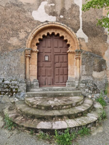 Portada de la iglesia de Santo Domingo de Silos en Turrubuelo.