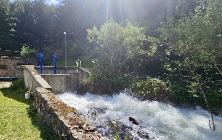 Iniciado el primer escalón del vaciado de la presa de El Tejo de El Espinar 1 Inicio del primer escalón del vaciado de la presa / CHD